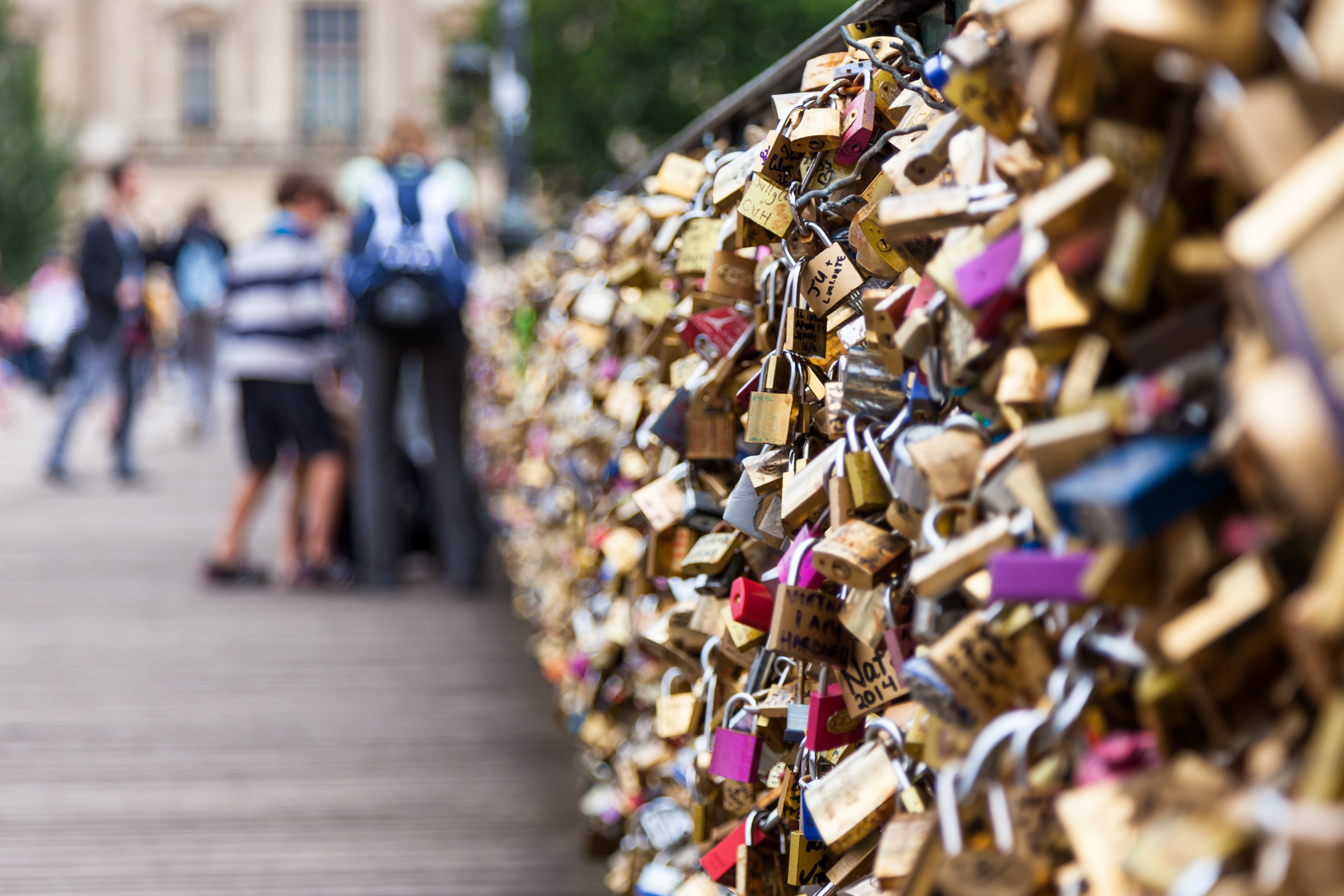 Business students in Paris: Locking up some love on Pont des Arts